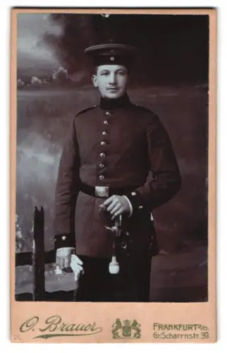 Fotografie O. Brauer, Frankfurt a. O., gr. Scharrnstr. 39, Soldat in Uniform mit Krätzchen und Säbel