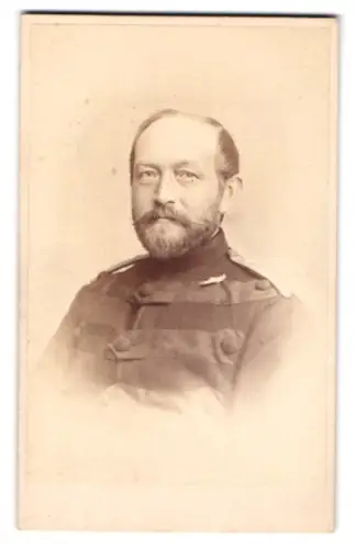 Fotografie J. Petersen, Kopenhagen, Kongens Nytorv 3, dänischer Offizier in Uniform
