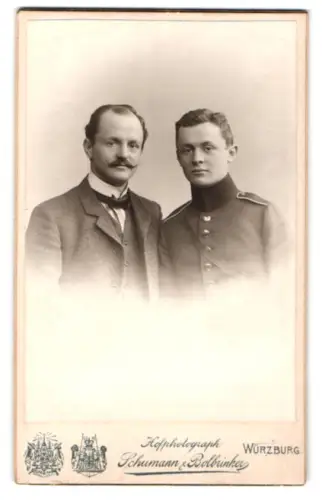 Fotografie Schumann & Bolbrinker, Einjährig-Freiwilliger vom Regiment Nr. 2 in Uniform mit seinem Vater