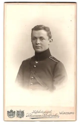 Fotografie Schumann & Bolbrinker, Einjährig-Freiwilliger vom Regiment Nr. 2 in Uniform mit Verbindungsband