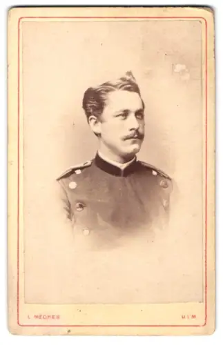 Fotografie L. Meckes, Ulm, Ecke Promenade u. Gögglinger Str., Offizier im Überrock