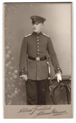 Fotografie Albert Frölich, Altona-Ottensen, Bahnrenfelderstr. 98, Einjährig-Freiwilliger in Uniform mit Schirmmütze