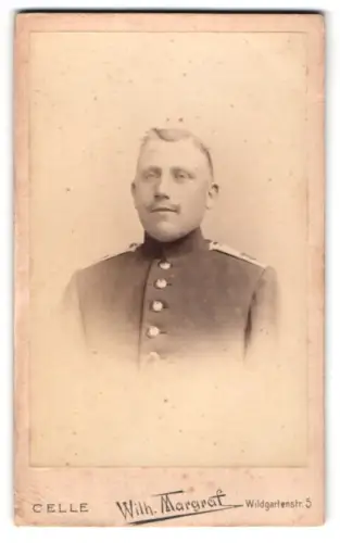 Fotografie Wilh. Margraf, Celle, Wildgartenstr. 5, Soldat vom 2. Hannoverschen Infanterie-Regiment Nr. 77 in Uniform