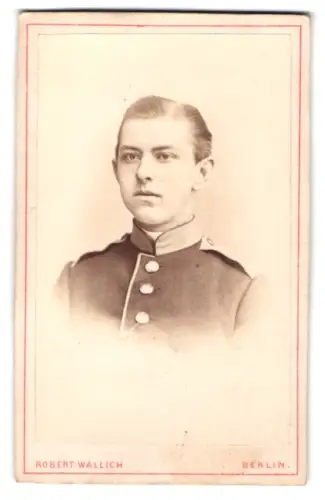 Fotografie Robert Wallich, Berlin, Louisenstr. 23, Soldat von Infanterie-Regiment in Uniform