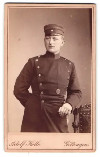 Fotografie Adolf Kolle, Göttingen, Prinzenstrasse 9, Offizier im Überrock mit Schirmmütze, Göttingen Mai 1887