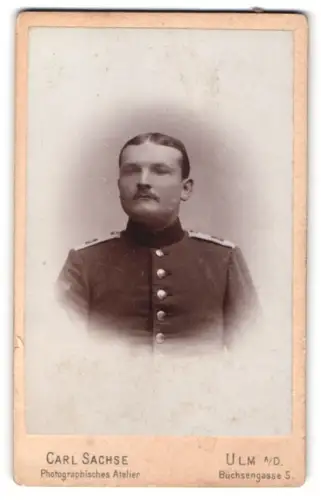 Fotografie Carl Sachse, Ulm a. D., Büchsengasse 5, Soldat vom Regiment Nr. 13 in Uniform