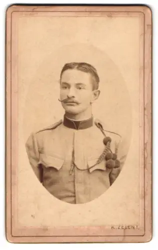 Fotografie K. Zeleny, Josefstadt, k.u.k. Soldat in Uniform mit Schützenschnur