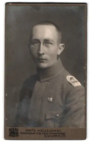 Fotografie Fritz Heuschkel, Schwerin i. M., Wismarsche Strasse 34, Offizer in Feldgrau Uniform mit Feldspange EK II 1914