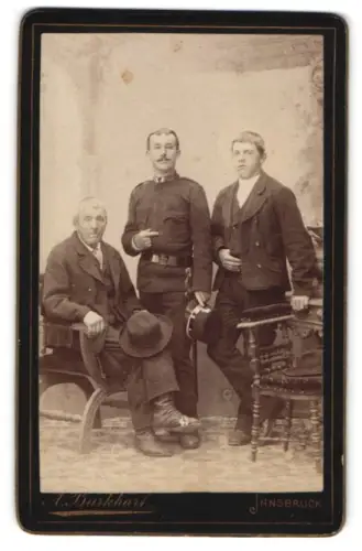 Fotografie A. Burkhart, Innsbruck, Landhausgasse 7, k.u.k. Gefreiter in Uniform mit seiner Familie