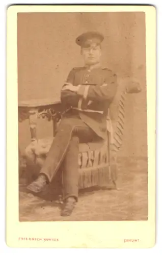 Fotografie Friedrich Kuntze, Erfurt, Bahnhofstrasse 41, Unteroffizier in Uniform mit Schirmmütze