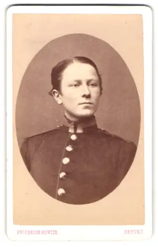 Fotografie Friedrich Kuntze, Erfurt, Bahnhofstrasse 41, Unteroffizier in Uniform