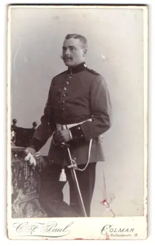 Fotografie C. F. Paul, Colmar, Rufacherstr. 18, Obergefreiter in Uniform mit Krätzchen und Säbel