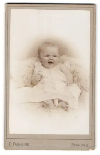 Fotografie E. Faehling, Spandau, Potsdamerstr. 7, Porträt eines Babys