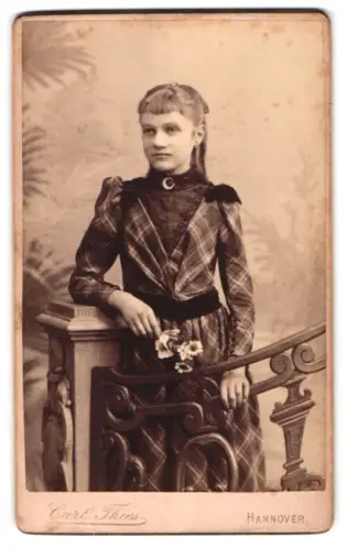 Fotografie Carl Thies, Hannover, Holzmarktstrasse 13, Mädchen im karierten Kleid an Geländer