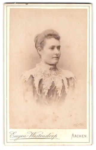 Fotografie Eugen Westendorp, Aachen, Hochstrasse 8, Porträt einer Dame im Spitzenkleid