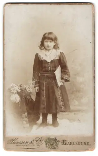 Fotografie Samson & Co, Karlsruhe, Mädchen mit Blumenstrauss