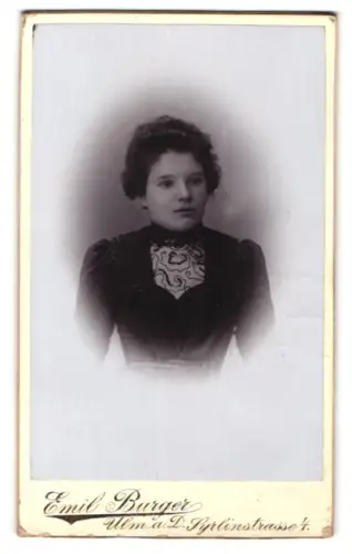 Fotografie Emil Burger, Ulm, Syrlinstrasse 4, Porträt einer jungen Frau