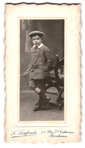 Fotografie L. Lafont, Bordeaux, Rue Ste Catherine 75, Junge in eleganter Kleidung