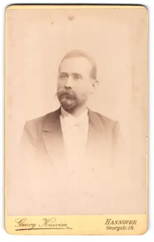 Fotografie Georg Knirim, Hannover, Georgstrasse 18, Porträt eines Herrn im Anzug