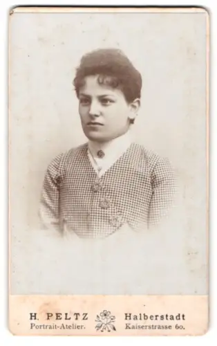Fotografie H. Peltz, Halberstadt, Kaiserstrasse 60, Porträt einer jungen Frau