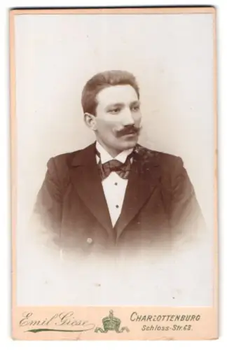Fotografie Emil Giese, Charlottenburg, Schloss Strasse 68, Porträt eines eleganten Herrn