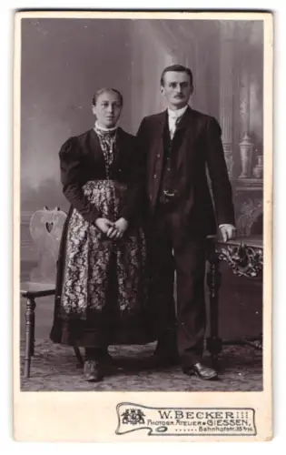Fotografie W. Becker, Giessen, Bahnhofstrasse 35, Paar in traditioneller Kleidung