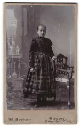 Fotografie W. Becker, Giessen, Bahnhofstrasse 35, Portrait eines Mädchens mit kariertem Kleid