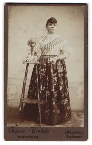 Fotografie Friedr. Wehde, Bückeburg, Stadthagen, Dame mit Blumenarrangement