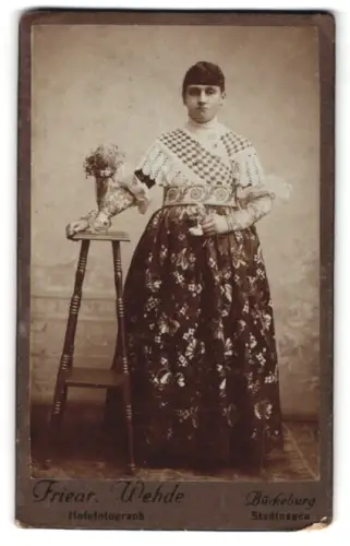 Fotografie Friedr. Wehde, Bückeburg, Stadthagen, Elegante Dame mit Blumenstrauss