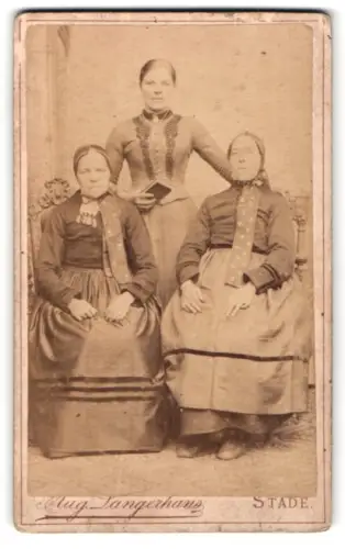 Fotografie Aug. Langerhans, Stade, Schmiedestrasse 192, Drei Frauen in traditioneller Kleidung