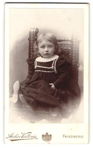 Fotografie Atelier Victoria, Friedberg, Metzgergasse 11, Porträt eines jungen Mädchens auf einem Stuhl