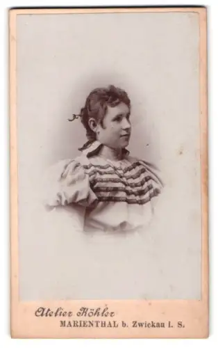 Fotografie Atelier Köhler, Marienthal b. Zwickau, Zwickauer Strasse, Porträt einer Frau im Profil