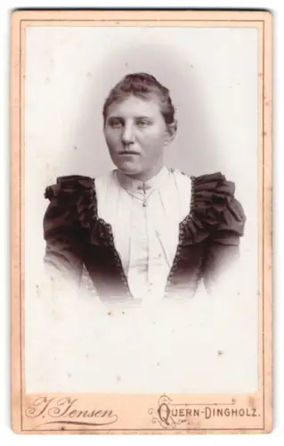 Fotografie J. Jensen, Quern-Dingholz, Portrait einer Frau im klassischen Kleid