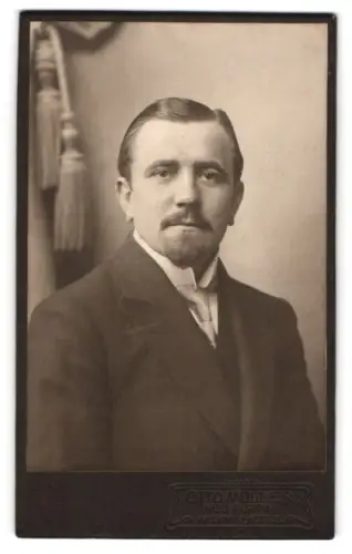 Fotografie Otto Müller, Neuruppin, Wichmannstrasse 8, Porträt eines Herrn im Anzug