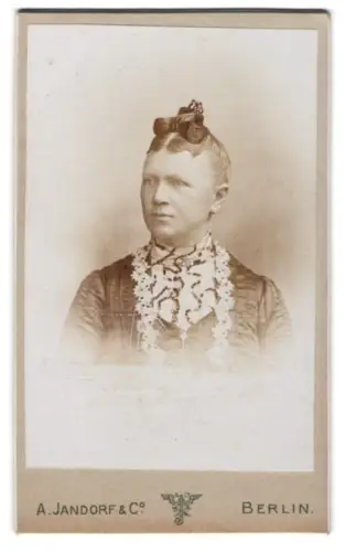 Fotografie A. Jandorf & Co., Berlin, Grosse Frankfurterstr. 113, Porträt einer Dame