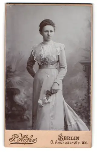 Fotografie P. Höfer, Berlin, Andreas-Str. 68, elegante Dame mit Blumenstrauss