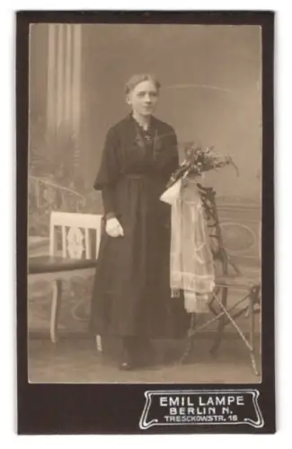 Fotografie Emil Lampe, Berlin, Treskowstr. 18, Frau mit Blumenstrauss