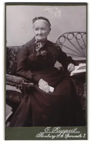 Fotografie E. Ruppert, Altenburg /S.A., Sporenstrasse 2, Ältere Dame im Sessel