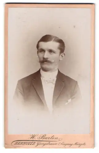 Fotografie H. Barten, Hannover, Georgstrasse 1, Porträt eines Herren