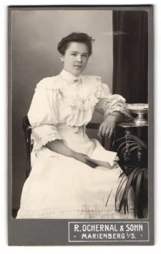 Fotografie R. Ochernal & Sohn, Marienberg i. S., Frau in hellem Kleid mit Buch