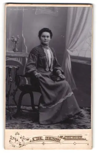 Fotografie Walther Herold, Marienberg i. S., Katharinenstrasse 85, Dame im eleganten Kleid