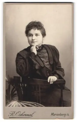 Fotografie R. Ochernal, Marienberg i. S., Ratsgasse 35, Porträt einer Frau