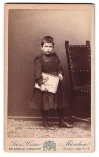 Fotografie Franz Werner, München, Schwanthaler-Str. 1, Kind mit Buch neben Stuhl