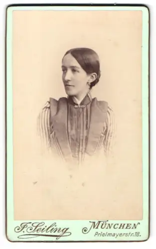Fotografie F. Seiling, München, Prielmayerstrasse 18, Porträt einer Frau im Profil
