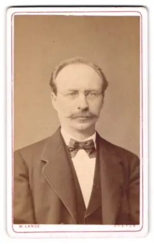 Fotografie W. Lange, Speyer, Königsplatz, Porträt eines Mannes mit Brille