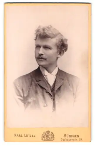 Fotografie Karl Lützel, München, Dachauerstr. 19, Porträt eines Mannes im Anzug