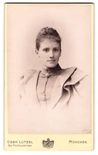 Fotografie Gebr. Lützel, München, Maffeistrasse 7, Porträt einer Frau, 1894