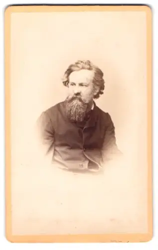 Fotografie N. A. Dietz, München, Sendlingerthorplatz 6, Portrait eines sitzenden Mannes