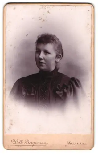 Fotografie Wilh. Bergmann, Moers, Klosterstrasse 10, Porträt einer Frau