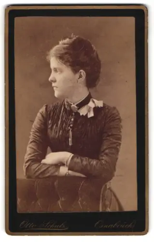 Fotografie Otto Schulz, Osnabrück, Domhof Nr. 4, Frau im Profil mit elegantem Kleid